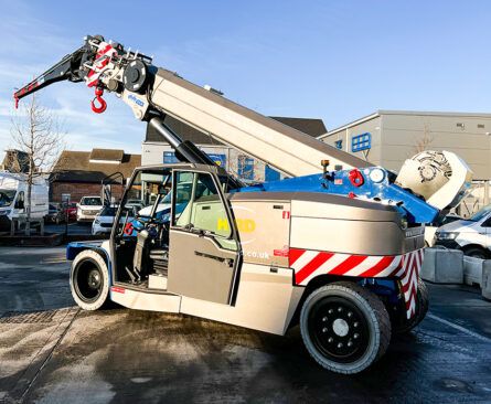 valla_V210R_pick_and_carry_crane-with-cab