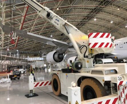 Valla 220SE mobile crane - aircraft maintenance